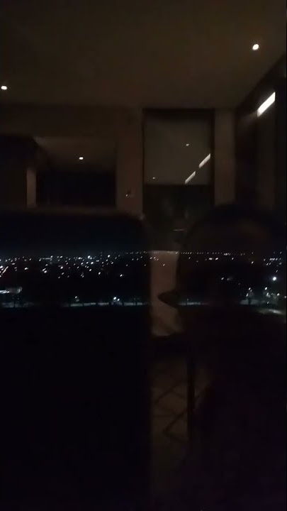 pemandangan kota Palembang di malam hari dari atas lantai 8 Wyndham Opi Hotel Palembang