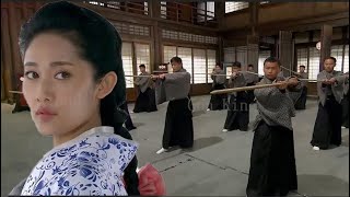 【功夫電影】日本武士瞧欺負姑娘，眼看就要上手，不料被姑娘一腳踢飛  ⚔️  抗日  Mma | Kung Fu