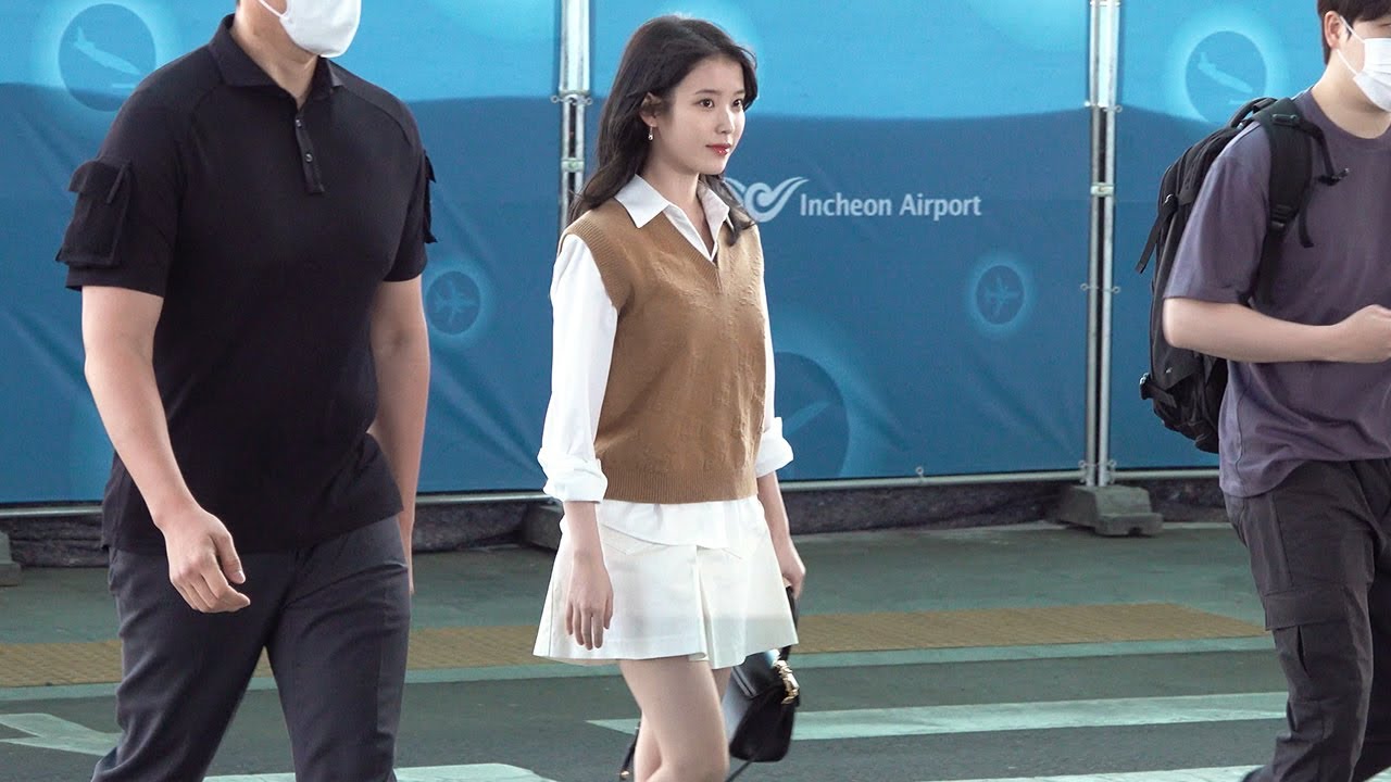 IU 아이유,  칸 레드카펫 출격! 오랜만에 팬들과 소통하는 아이유 공항 팬서비스 (220524)