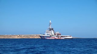 Lampedusa, i 134 migranti stipati sulla Open Arms: le riprese dal gommone
