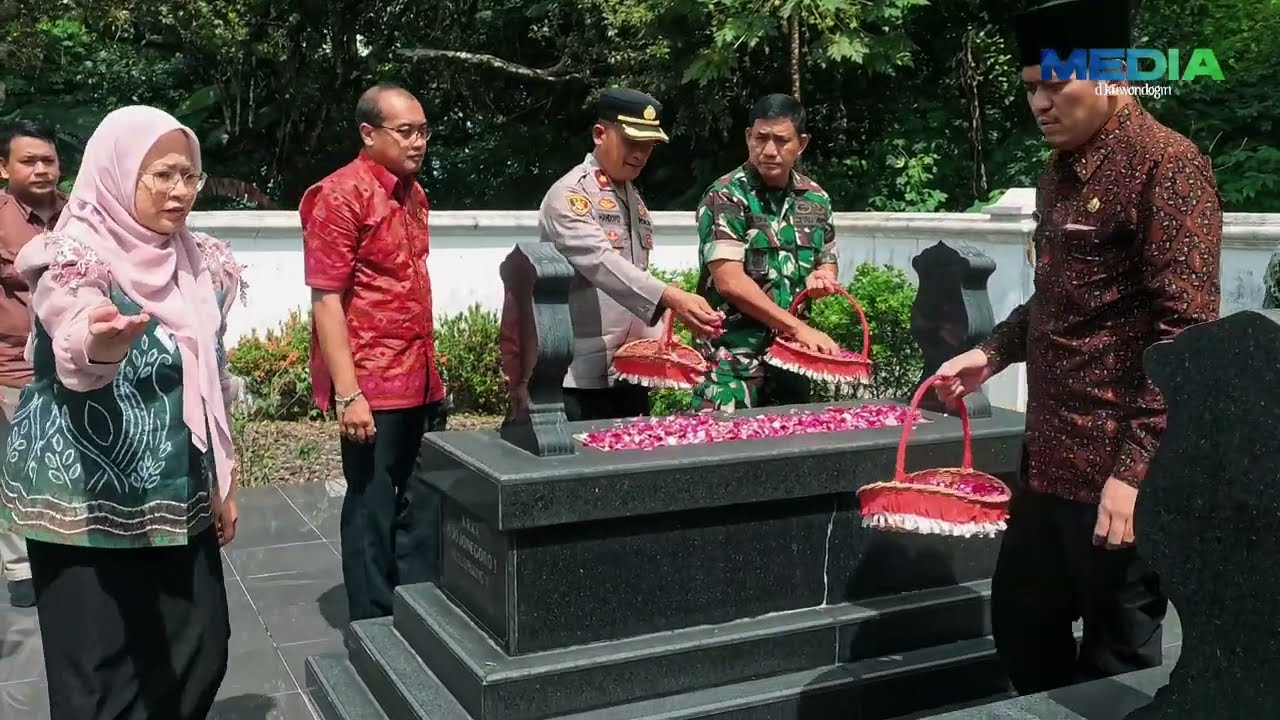 Ziarah makam Bupati dan Wakil Bupati periode sebelumnya #banjarnegara #banjarnegaraterkini 