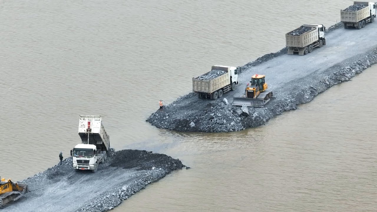 dozer SHANTUI Push Stone Into Water & Across Lake With 25.5t Trucks
