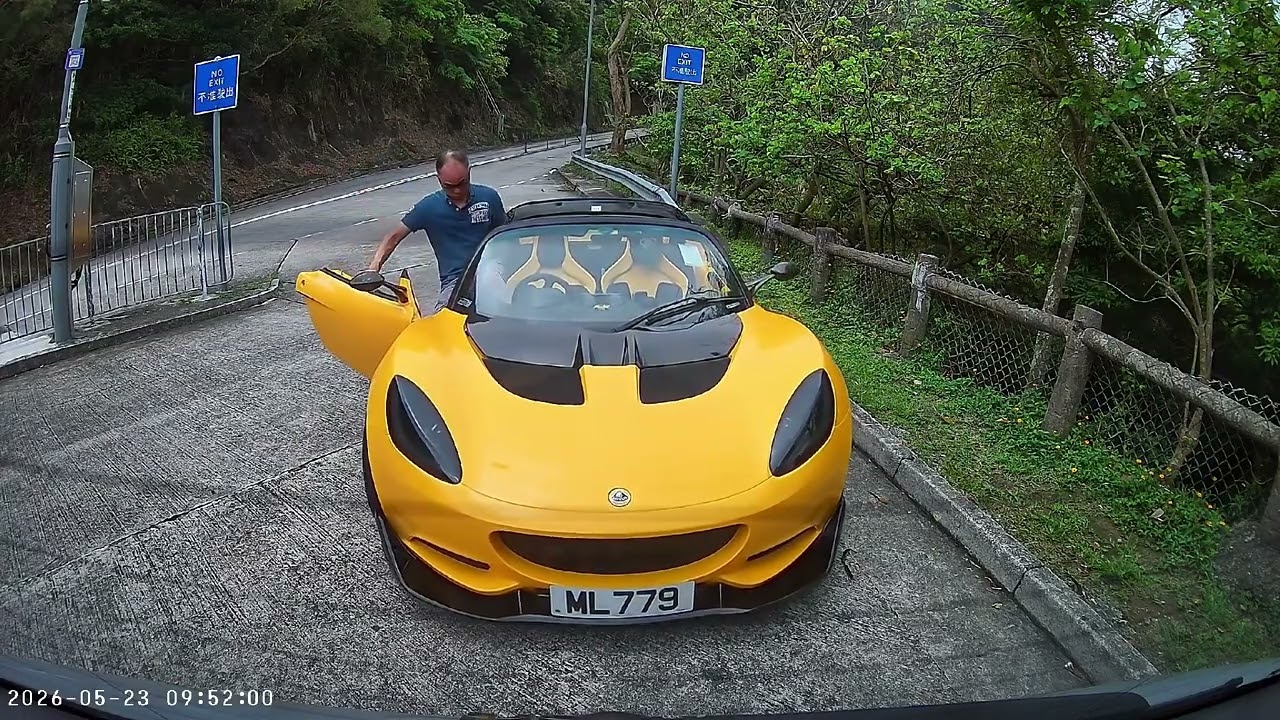 車CAM直擊 - 雙方都好身手好反應🫣 開篷跑車阿叔落車無拉好手掣溜前險撞車 (轉載)