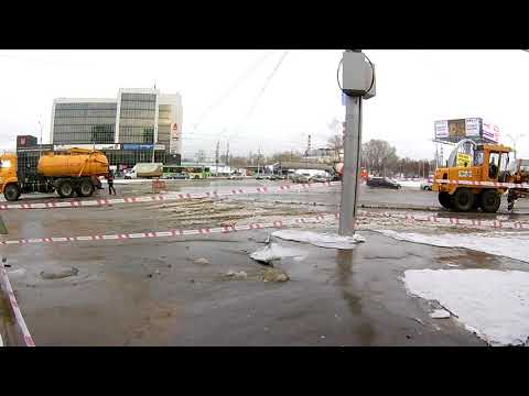 Забил родник на площади Труда в Новосибирске. Коммунальная авария затопило площадь.