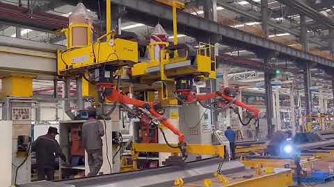 Our walking guide rails with KUKA welding robots for welding sanitation vehicle side doors.