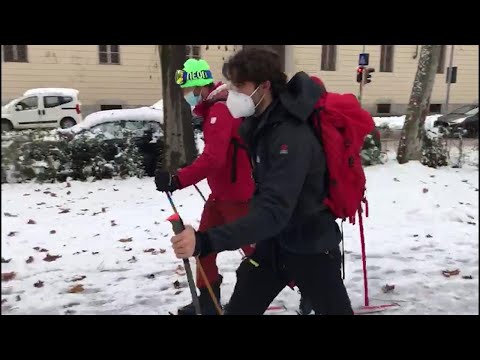 Pavia sotto la neve, due medici arrivano al lavoro sugli sci