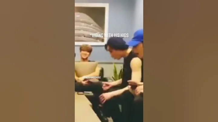 THEY ONLY LISTEN TO HIM WHEN HE PULLS OUT HIS LEADER CARD #straykids #bangchan #hyunjin #HAN #felix