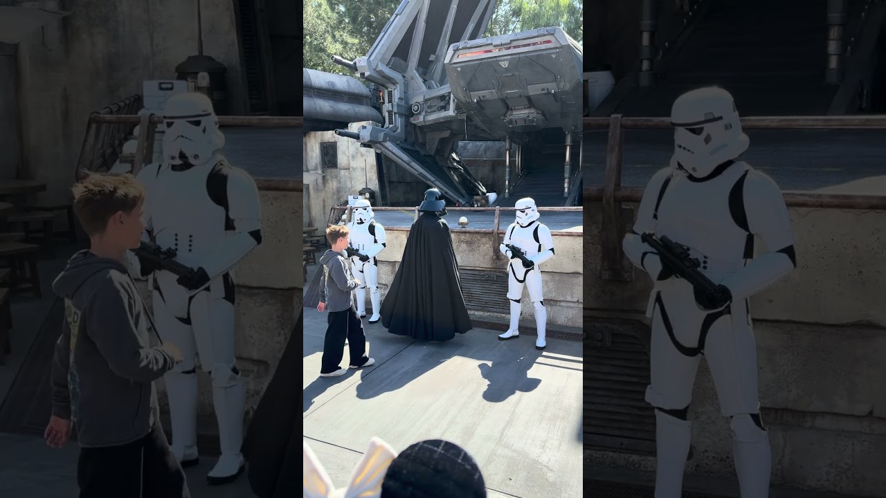 Darth Vader in Star Wars: Galaxy’s Edge! 🖤🌌
