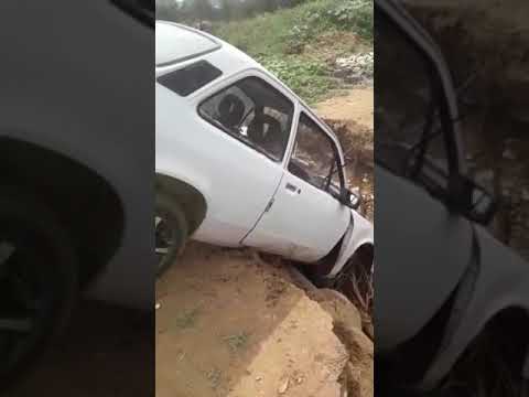 VEÍCULO CAI EM CRATERA NO IPSEP