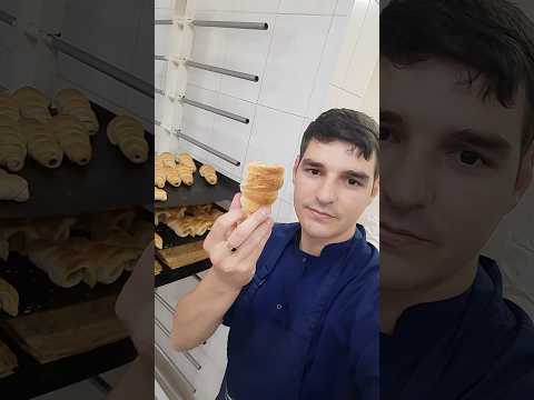 Трубочки из слоёного теста. В советское время они были очень популярны с белковым кремом.
