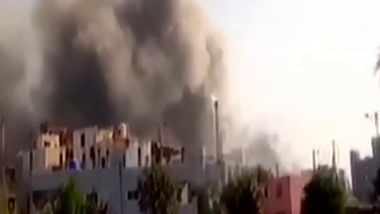 Свалка в дели. Пожар в университете в москве 2007. Пожар в сингапуре. Свалка в индии нью дели. Пожар в индии.