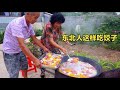 农村媳妇用辣椒包彩色饺子，煮好的饺子堆满桌，9个人能吃多少？
