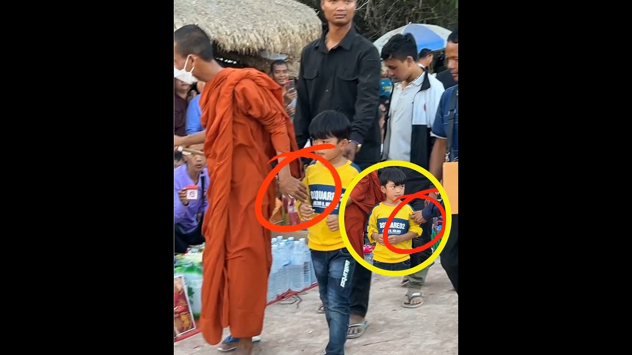 កុមារាម្នាក់នេះមិនដឹងថាជាកូនអ្នកណាអីក៏សំណាងម៉្លេះដែលបាន ព្រះអង្គ ចន្ទទាញដៃមកអោយ..