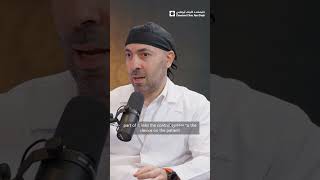 دور الروبوتات في الجراحة الحديثة
في #كليفلاند_كلينك_أبوظبي، تُسهم الجراحة الروبوتية اليوم في علاج مختلف الحالات، عبر مساعدة الجرّاحين من إجراء تدخلات جراحية دقيقة تعزّز النتائج العلاجية وتضمن تعافياً أسرع للمرضى.
كما يوضّح كل من الدكتورة نوران الخوري والدكتور سليمان البقاعين، أخصائيي الجراحة العامة في معهد أمراض الجهاز الهضمي، كيف أن النظام الروبوتي لا يعمل بشكل مستقل، بل يبقى تحت تحكّم الجرّاح بالكامل طوال فترة الإجراء الجراحي.
تعتمد الجراحة الروبوتية على الشقوق الصغيرة المستخدمة في العمليات الجراحية طفيفة التوغل، مما يساهم من تخفيف الألم بعد العملية ودعم تعافٍ أسرع للمرضى. وفي الحالات التي يمكن علاجها بهذه التقنية، قد توفّر الجراحة الروبوتية مستوى أعلى من الدقة والتحكّم. لذلك، يحرص جرّاحونا على اعتمادها عندما تكون الخيار الأنسب، بما يضمن تحقيق أفضل النتائج العلاجية لكل مريض.
شاهدوا الحلقة كاملة عبر الرابط: https://youtu.be/beplAz5AudQ. دور الروبوتات في الجراحة الحديثة