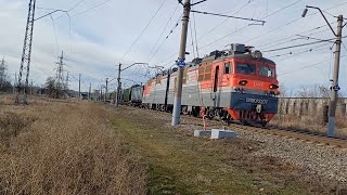 ВЛ80с-2207 с грузовым поездом следует на перегоне Зеленчук-Невиномысская и приветливая бригада.