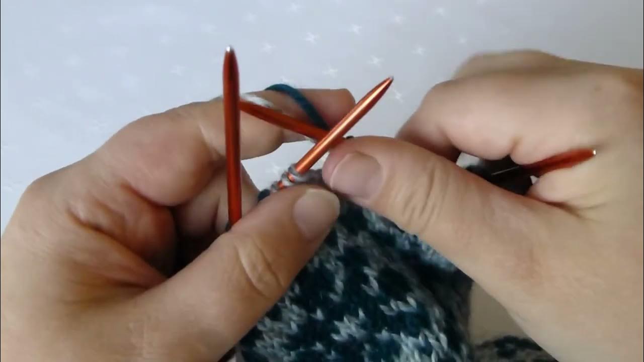 How I hold my yarns when knitting stranded colourwork. YouTube