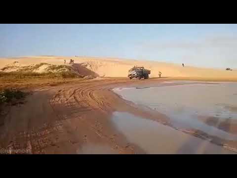 Caminhões retiram areia no Parque dos Lençóis Maranhense em Tutóia