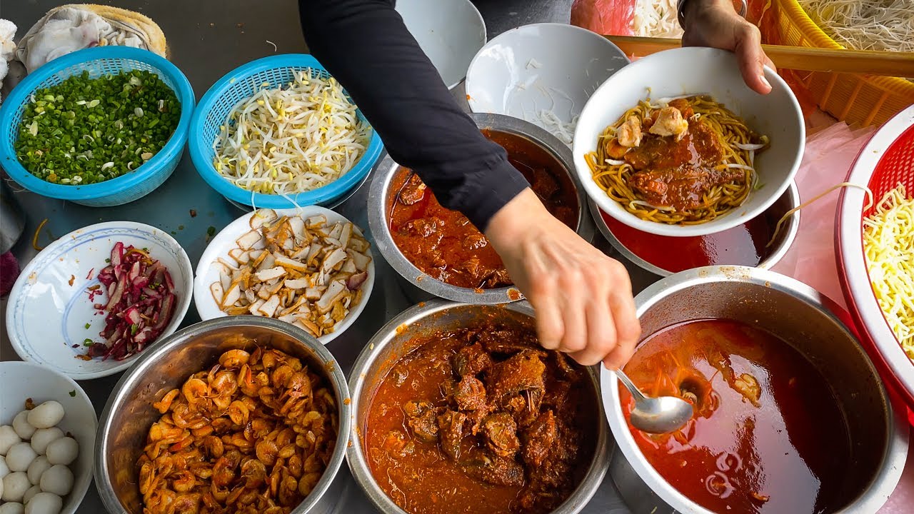 ⁣Malaysia Street Food - Must Try Antique Flavour Seafood Curry Mee in Pantai Remis, Perak