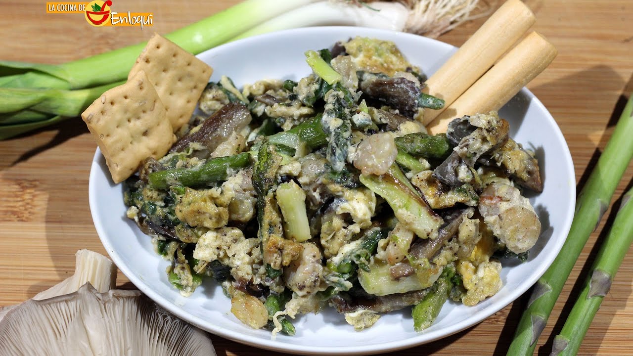 Revuelto de espárragos, ajetes, setas y gambas | La Cocina de Enloqui