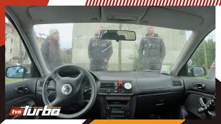 Regulowała Lusterko I Zbiła Przednią Szybę Mobilnych Czekała Praca W Deszczu Mobilni Mechanicy