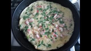 Нежный омлет с крабовыми палочками и зеленью Нежный омлет с крабовыми палочками и зеленью
