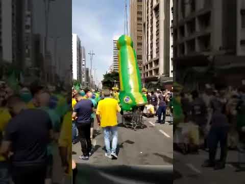 Bolsonaristas inflam pênis gigante na Av Paulista, em SP