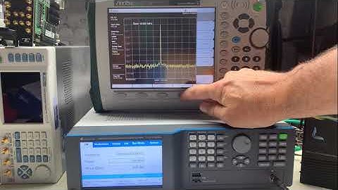 What are the key performance specifications of an analog signal generator?