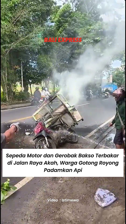 Sepeda Motor dan Gerobak Bakso Terbakar di Jalan Raya Akah, Warga Gotong Royong Padamkan Api