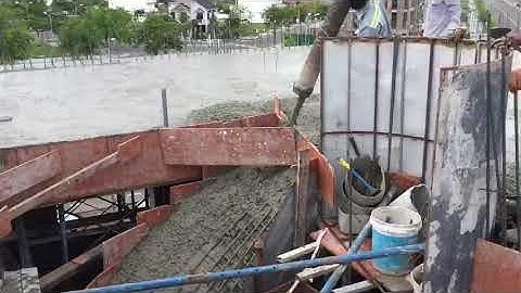Công tác đổ bê tông tầng áp mái công trình Phố biển Phan Thiết, Bình Thuận.