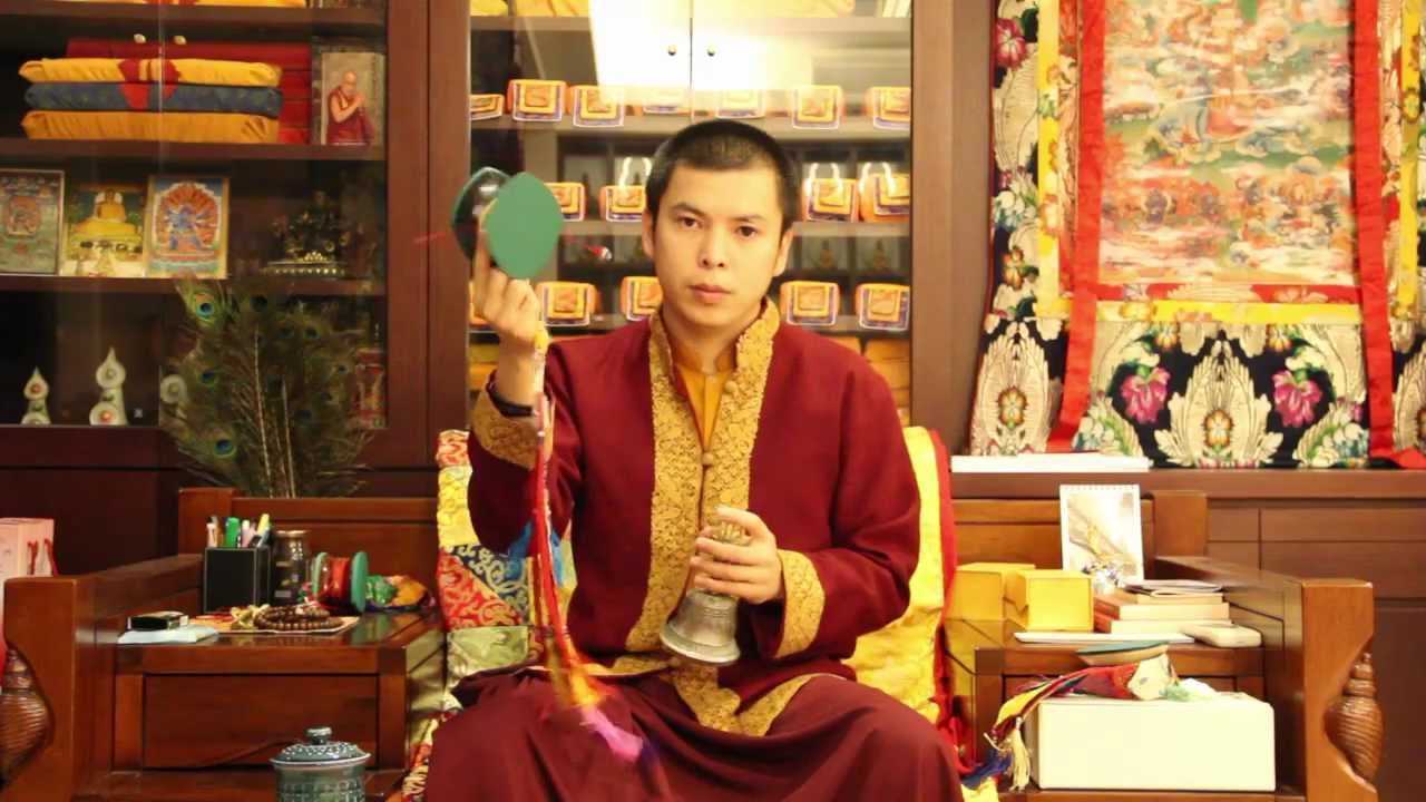 尊貴的上師 菩曼仁波切 示範手鼓與金剛鈴杵 (中心版本)