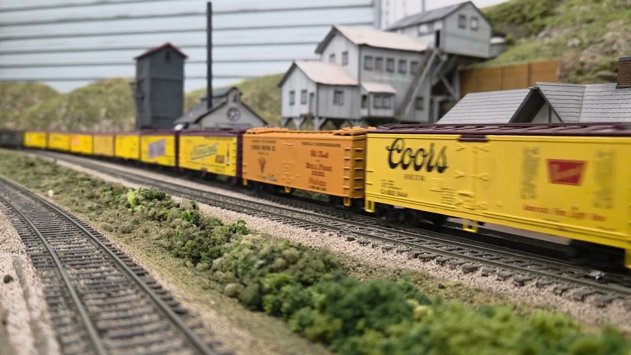 Gn 2582 with a consist of reefers.