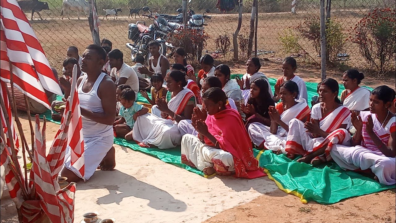 यहां सरना स्थल में धर्मेश/ चाला आयो का पुजा एवं भजन बिनती किया जा रहा है।