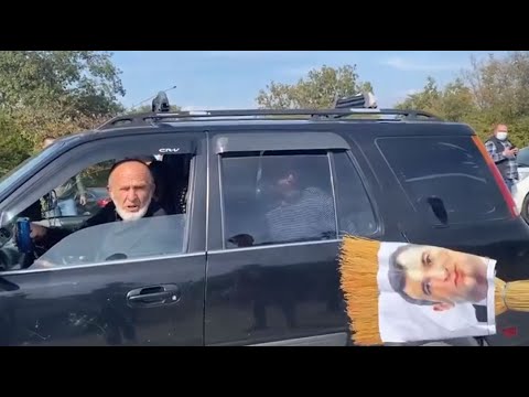 ნაც.მოძრაობის აქციაზე მიმავალ კოლონებს ამჯერად თელავში დახვდნენ ცოცხებით