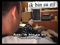 Verwarde man laat 'ik bin su eil' tatoeëren.