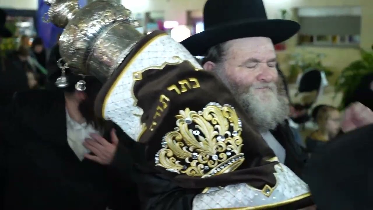 ר' מיכאל שטרייכר בריקודים עם ספר התורה שתרם לביה"ח תל השומר