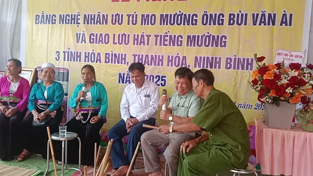 Hát Mường Tại Lễ công Nhận danh hiệu Nghệ nhân ưu tú Bùi Văn Ài.  Xã cuối Hạ Kim bôi hoà bình