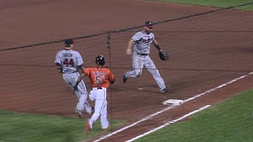 MIN@BAL: Urrutia, Mauer collide at first base
