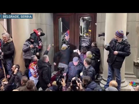 სერბეთის მოსახლეობა პუტინის მოკავშირის წინააღმდეგ