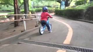 2歳7ヶ月 ペダル無し自転車