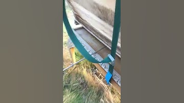 Treating a top bar hive with oxalic acid