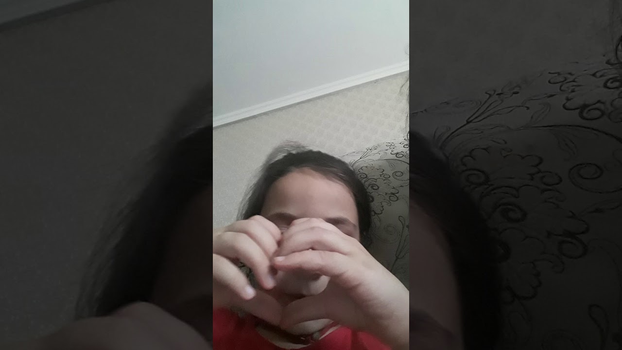 Карина показывает сердечко