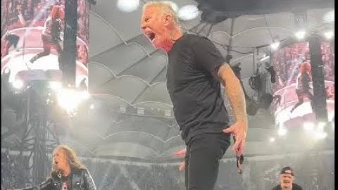 Metallica leaves the stage and thanks the fans after the show Night 2 in Hamburg -Plus another vids