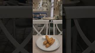 Блинные рулетики,обжаренные. Подаються со сметаной.