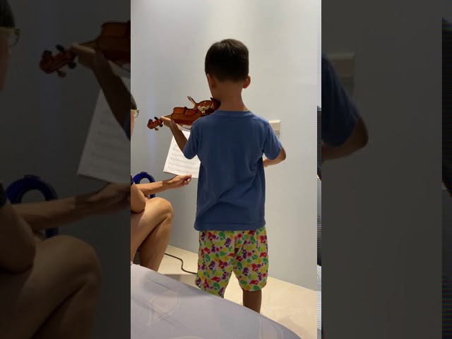 6?years old ,Minuet in G   Suzuki Violin class=