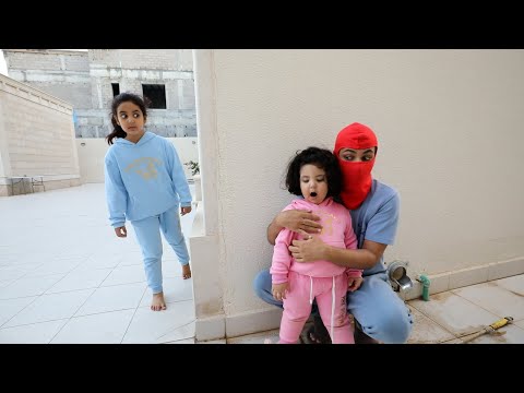 الحرامي الغبي اخذ لوجين وضربته ليلى 