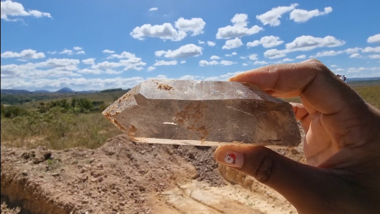 achando quartzo fume em uma região rica em minerais