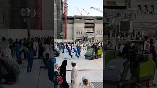 تنظيف العمال الحرم المكي الشريف#. shorts video #viralvideo #makkah