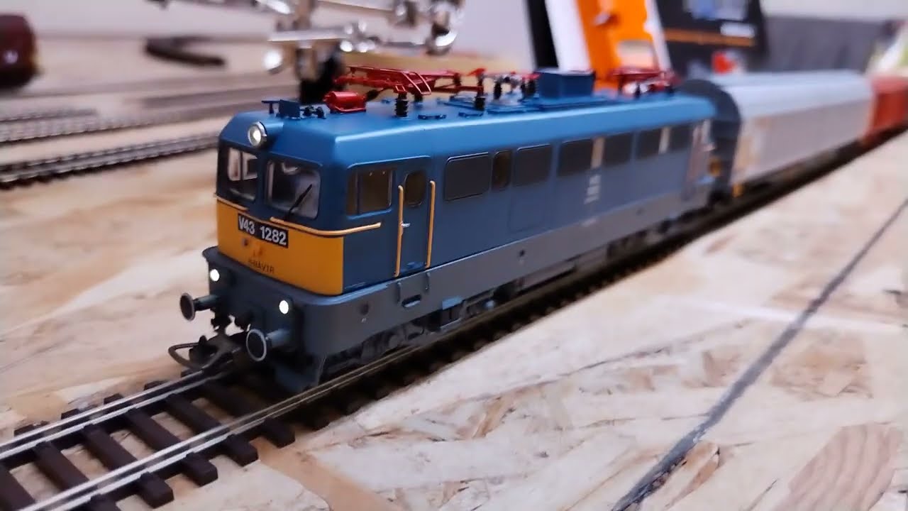 H0 Vasútmodell - MTB M44-148 & Piko V43-1282 s egy kis probléma.