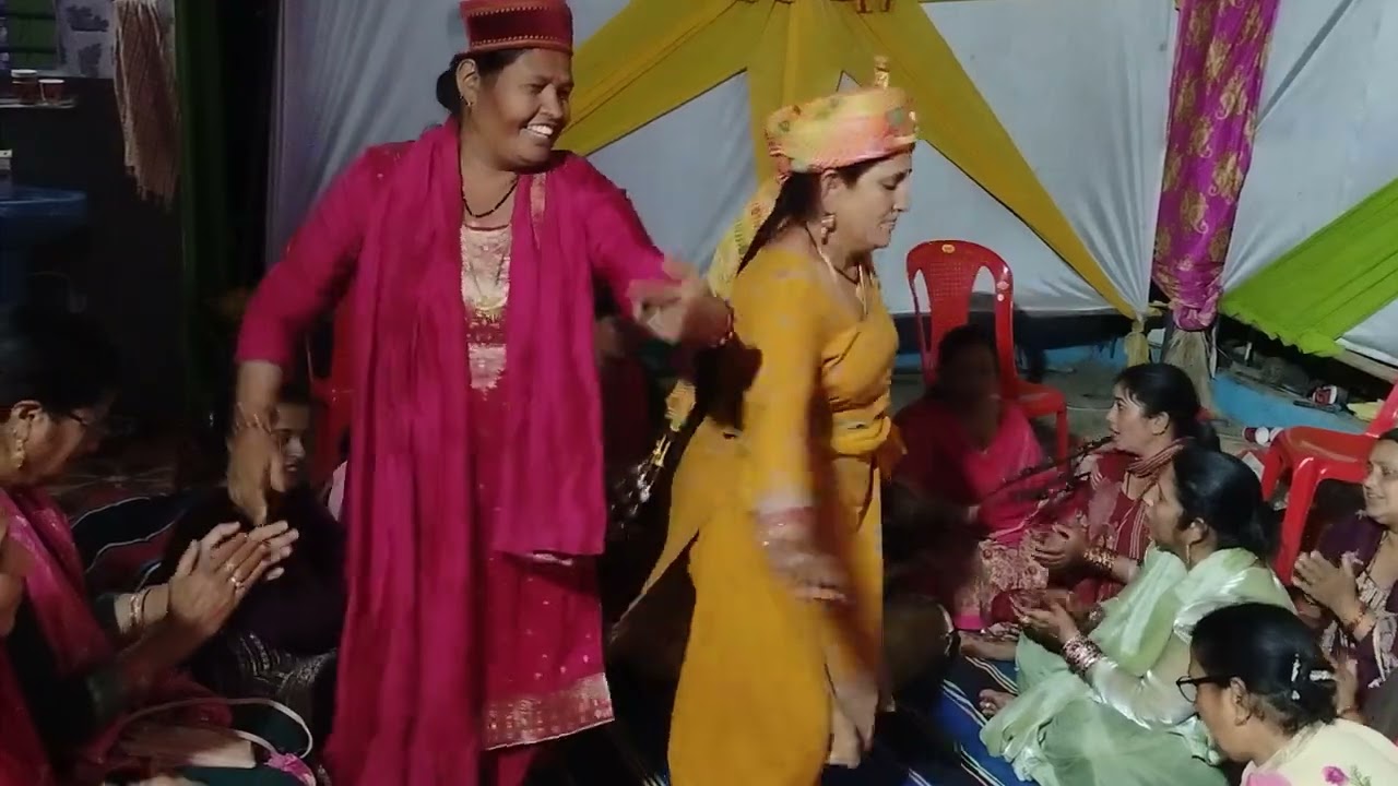 आंगणे मैं नचदी बागां बीच नचदा मोर | Himachali Gidda | Himachali Bhajan | Pahadi Bhajan |