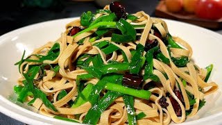 天热豆腐皮别再炒着吃了，搭配一把韭菜，简单拌一拌，下酒又下饭